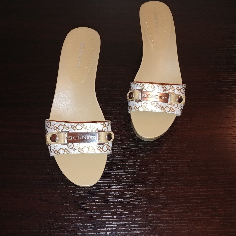 📣💖 BCBG Tan Platform Sandals